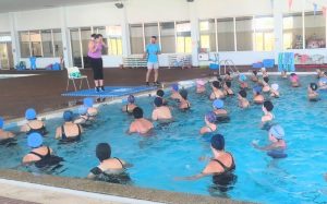 Hidroginastica junta 60 participantes nos Domingos em Forma