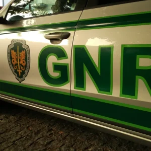 Homem fica em previsão preventiva por suspeitas de violência doméstica em Chaves